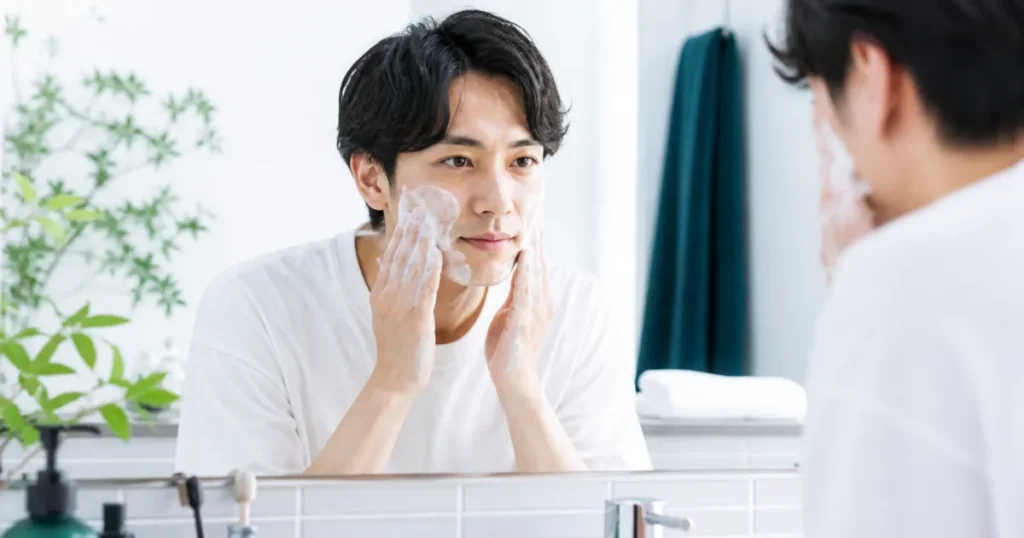 メンズの毛穴ケアで、洗顔料を使って顔を洗う男性